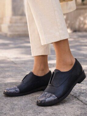 Bueno Patty Black Leather Grey Snake Cap Toe Loafers Size 36 Slip-On NIB